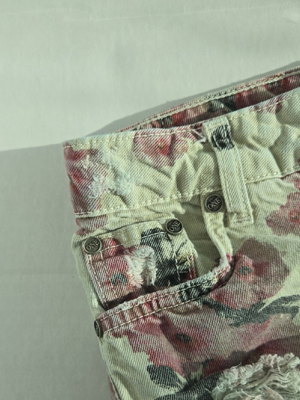 One Teaspoon Cream Floral Distressed Jean Shorts SIZE 22 - Picture 4 of 5